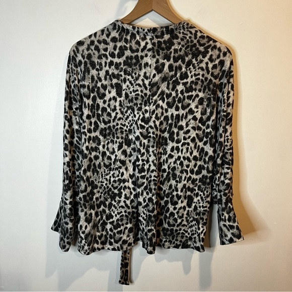 Women’s | Chicos Snow Leopard Wrap Cardigan | Size 0 - Picture 5 of 9